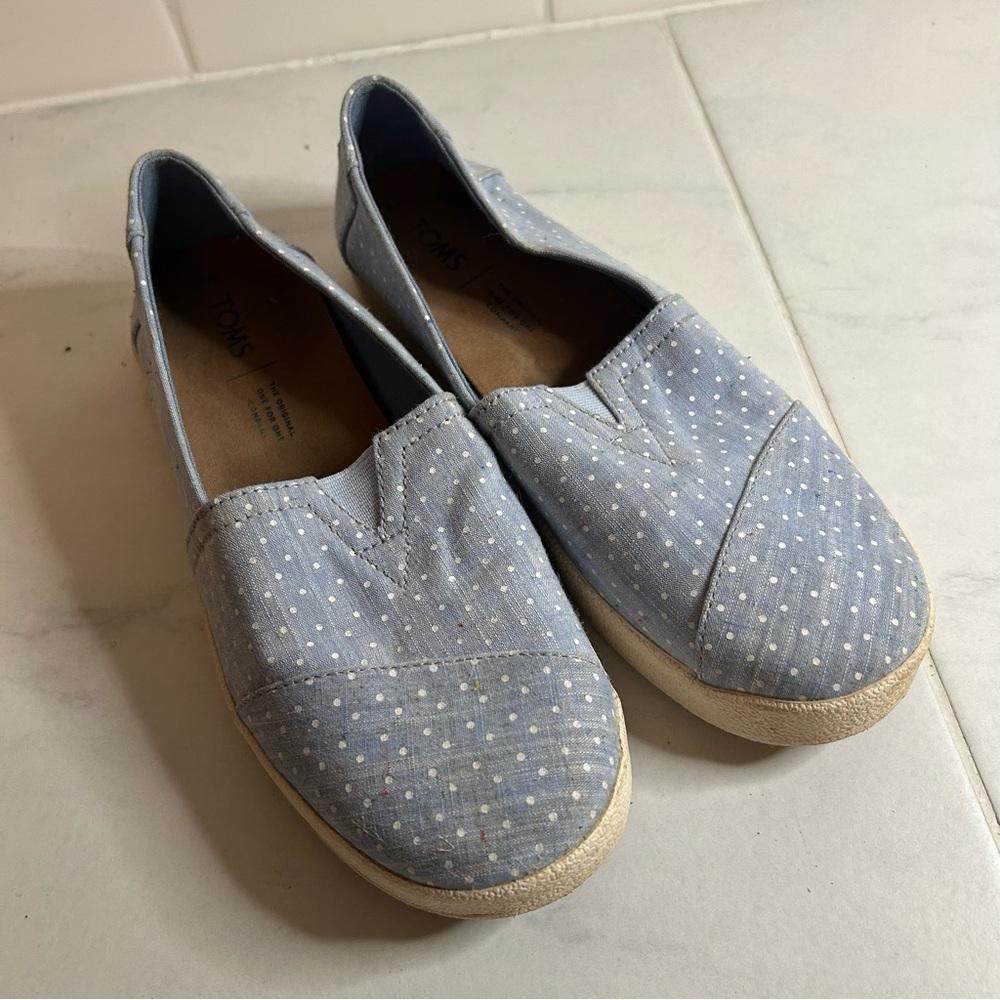 TOMS Light Blue Polka Dot Slip-On Shoes / flats. EUC!